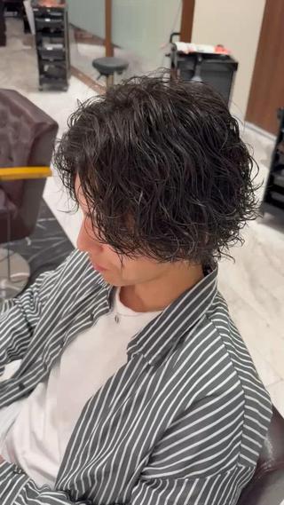 ミディアム パーマ メンズ ウォーレントリコミ ニューヨーク所属・メンズ特化 北爪 龍一のヘアスタイル