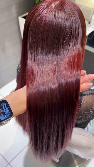 赤みが強いワインレッドです 