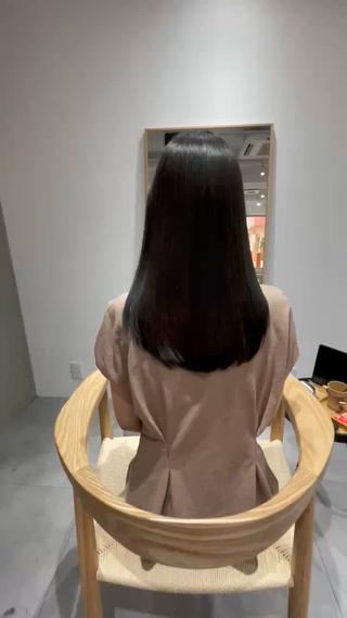 自然な縮毛矯正で、パヤパヤしたりうねったりでまとまらない髪を艶のあるサラサラヘアに
手触りも縮毛矯正する前より良くなり、触っていたい髪になれます 