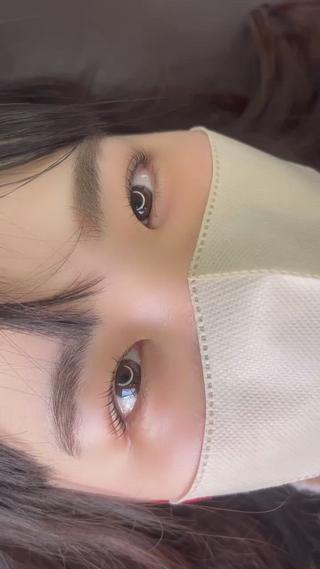 根本立ち上げのラッシリフト
瞬きが可愛い、伏目も可愛いです
まつ育頑張るとどんどん存在感のあるまつげに育っていきます