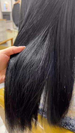 ワンカラーでできる赤み消しブルーグレージュカラー
透明感のある暗髪カラーです！
黒染めは一切使わず暗くしたい！という方にオススメです 