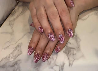 夏に向かってフラッシュラメまたまた人気です(^^)
フラッシュラメは派手な印象をもたれがちですが、
それはフラッシュの下で撮影した場合です
普段はいろいろな場所の照明によっても見え方が違って
とっても繊細なきらっきらラメなんですよ
お色味も薄いものから濃いものまで幅広くお楽しみいただけるのでとってもオススメです
ジェルネイルが剥がれやすい方にもオススメです