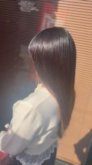 ストレートの薬剤の中にシルクというトステアを入れてるので仕上がりが凄い艶々のサラサラになります

クセやパヤパヤしてる毛が気になる人で艶が欲しい人におすすめのメニューです︎ 