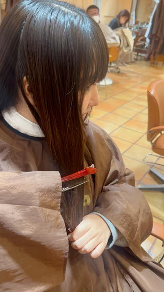 ロングからバッサリショートにイメチェン
普段のドライヤーやスタイリングも簡単
ショートや短い髪に慣れてない方も大歓迎です
ヘアケア、スタイリング、ドライの仕方などアドバイスさせて頂きます!