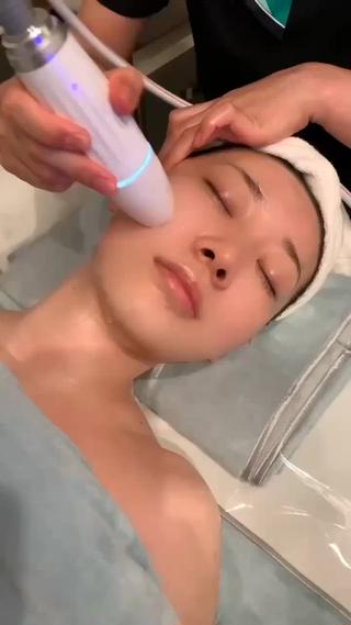 小顔になりたい
たるみが気になってきた
そんな時は
最新リフトアップマシンでお顔の引き上げ
是非お試しくださいね。

 