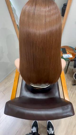 **「極上の艶感！ストレートヘアで魅せる美髪」**

まるで鏡のように光を反射する、圧倒的なツヤを持つストレートヘア。丁寧な髪質改善とケアによって、触れた瞬間に違いがわかる滑らかな手触りが実現しました。シンプルでありながらも、見る人を惹きつける美しさを持つこのスタイルは、日常を華やかにしてくれること間違いなしです。

#髪質改善 #艶髪 #ストレートヘア #サラサラヘア #美髪 #ヘアケア #トリートメント #ロングヘア #美髪ケア #東京美容室 #艶感ヘア #ナチュラルヘア #健康的な髪 #髪型 #シンプルスタイル 
