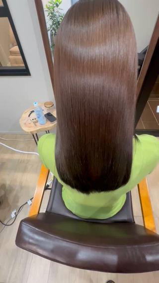 「究極の艶感ストレートで髪本来の美しさを」

美しく光を反射する艶感ストレートは、髪質改善にこだわった極上の仕上がり。しなやかで滑らかな手触りが長持ちするだけでなく、ヘルシーで自然なツヤがどの角度から見ても美しい。シンプルながらも、見る人を魅了する存在感のあるスタイルです。

#艶髪 #ストレートヘア #髪質改善 #美髪 #サラサラヘア #ナチュラルヘア #トリートメント #ヘアケア #東京美容室 #美髪ケア #髪型 #ロングヘア #ヘアスタイル #艶感 