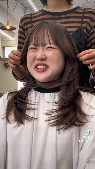ミディアム レイヤーカット ダブルカラーのヘアスタイル
