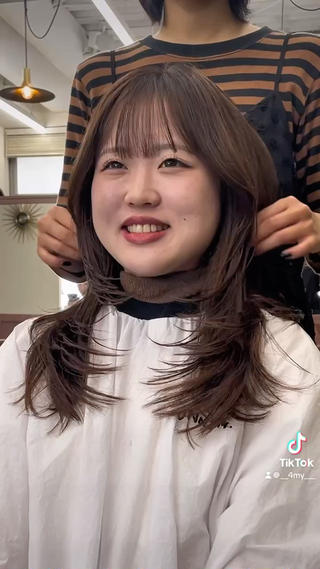 セミロング レイヤーカット ダブルカラーのヘアスタイル