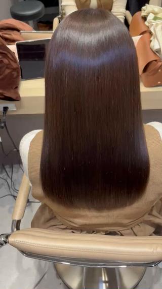 コテ巻きもできる柔らか美髪矯正とは？⠀
⠀
・まっすぐすぎない自然な仕上がり⠀
・手触りが柔らかく、ツヤが長持ち⠀
・ダメージを抑えて、コテで巻ける髪に⠀
・朝のスタイリングがぐっと楽に⠀
⠀
「矯正したのに柔らかい」⠀
「自然にまとまる艶髪になりたい」⠀
そんな方にぴったりの新感覚ストレートです 