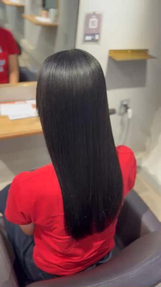 「シンプルだけど、一番きれいを引き出せる“ワンカラー”

ブリーチなしでも、透明感のある柔らかい仕上がりに。
落ち着いたトーンなら大人っぽく上品に、
明るめなら軽やかで抜け感のある印象に。
同じワンカラーでも色味次第で雰囲気はガラッと変わります

複雑なデザインカラーも素敵ですが、
ワンカラーは髪本来のツヤや質感を最大限に引き出せるのが魅力。
季節やライフスタイルに合わせて、あなたに似合うカラーを提案します

髪色を変えたいけど迷っている方、まずはワンカラーからぜひ！」 