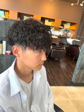 ショート パーマ メンズ 安田 海斗のヘアスタイル