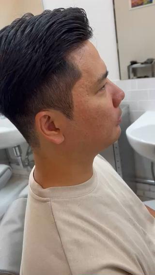 ツーブロ

大幅にお時間かかってしまって申し訳ございませんでした
営業中ですので、お待ち頂く場合等ございますが、ご了承抱き、嫌な顔せずお待ち頂きありがとうございました
またのリクエストお待ちしております 