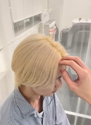 カラー メンズ GaKu/ハイトーン /ブリーチ/ブロンドのヘアスタイル