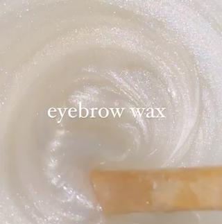 眉waxとは眉周りの余分な毛や、細かい産毛を取っていく施術です！
とろっとしたテクスチャーのwaxが角質もしっかり絡め取ってくれるのでワントーン明るい肌に見せてくれます

waxのみなので大きく眉の形を変えることはありません。骨格や雰囲気に合わせて整えていきます。普段眉メイクをあまりしない方や、男性の方にもおすすめのメニューです！


ワックスをはがす際の物理的な刺激により、一時的にお肌に赤みが強く出る場合がございます。
カットやカラーをされた毛が残っているとパーマのかかりにムラが出る可能性がありますので予めご了承ください。
まつ毛メニューとセットでも施術可能です◎
 