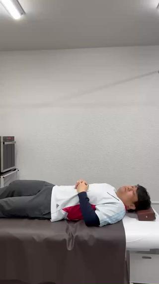 朝起きたときの腰の痛み…

実はその痛みには【3つの原因】があります
① 寝具の問題（マットレス・枕の高さ）
② 寝姿勢のクセ（腰や背中に負担）
③ 筋肉の緊張（股関節・お尻・背中まわり）

どれかひとつでも崩れると、
朝起きた瞬間に「イタタ…」が起きやすくなります。

特に③筋肉の緊張は、
日中の姿勢や体の使い方のクセが大きく関係しています️

だからこそ、
緩める（固まった筋肉を整える）
鍛える（正しい動きを身につける）
この両方が大切なんです。

当サロンでは、MSMメソッドによる
“動きの改善＋筋肉の調整”で、
朝スッと起きられる体へ導きます 