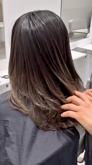 ミディアム PULSE yokohama所属・レイヤー |オリーブ |ヘーゼルベージュのヘアスタイル