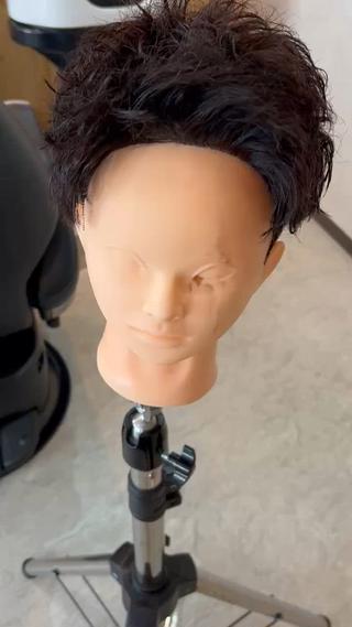 ピンで作る無造作スパイキー

ツーブロックで少し長さ残してます

夏スタイル 
