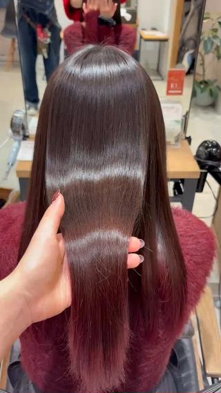 広がりやすい髪も縮毛矯正でまとまりやすくツヤツヤになります 