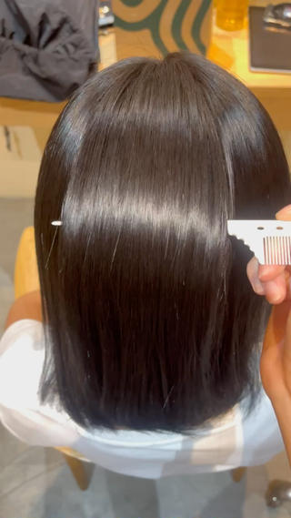 髪に優しい縮毛矯正なのでブリーチしていてもここまでサラサラにされます
