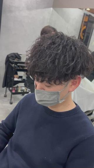 ショート カラー パーマ メンズ 森下 佑大のヘアスタイル