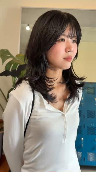 セミロング レイヤーカット\ウル フ　chinatsuのヘアスタイル