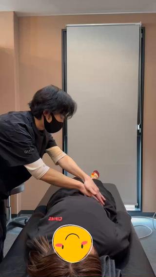 こんにちは。
ピラティス整体院ヴレ
ダイエット整体師の嶋田です。
木の葉も色付き寒い日が増えましたが、
最近は少し暖かいですね
ところで、
普段の生活で腹筋や“呼吸”を意識していますか?
実はこの2つ、
くびれ作りの土台になる大事なポイントです。
体重は増えていないのにお腹周りがもたつく、
脇腹が張ってくる…。
その原因は筋力不足よりも
“呼吸の浅さ”と“姿勢の崩れ”であることが多いんです。
当院の【美容整体】では、
肋骨の動き・呼吸・姿勢を整え、
自然とくびれが出る体へ導きます。
年末太りが気になる今こそ、変わるチャンスです