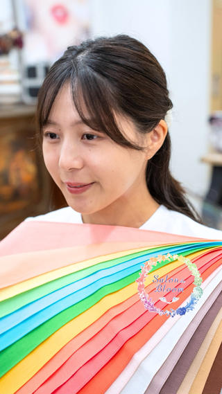 「なんか今日の私、イイ感じ。」
そんな日を毎日にするための
自分らしさを引き出すカラー診断

自由が丘のプライベートサロンで受けられるのは
長年ファッション業界で活躍してきたプロが
"目で見て・理論で導く”信頼の診断

似合う色は、あなたのお肌を綺麗に
雰囲気までも垢抜けさせてくれる魔法のような存在

メイクが映える色
肌がきれいに見える色
第一印象をアップさせる色

その全てがたった1回の診断で見つかります 