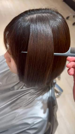 • 「クセ毛さんにやさしいストレート。ピンピンすぎず、自然なまとまりを大切に。」
• 「乾かすだけでOKな朝ラクストレートに。クセに悩んでた日々にさよならを。」
• 「トリートメント級のツヤ感をストレートで。ずっと触れていたくなる髪に。」