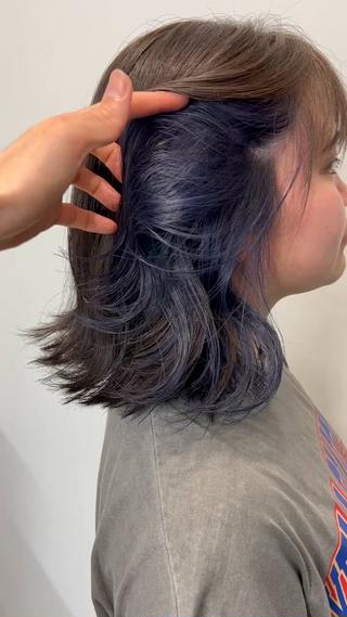 こちらインナーカラーになります
耳の上の部分だけでなく全体の中をカラーする場合は
プラス料金で3000円とコントラスト料金の1000円を頂いております
今回は同じような色味でコントラストを付けさせていただきました!!
カラーをする場合はトリートメントを推奨しています!
ケアをしながら綺麗なカラーを保ちましょう
5STEPトリートメントは内部から補修し髪の毛にハリコシとツヤを与えてくれます
1つ目でカラーやパーマなどで髪の毛に空いた穴を塞ぐ効果があります
そして二つ目は浸透成分があり、3つ目と合わさることで反応が起こり一つ目で塞ぎきれなかった小さな穴まで塞いでいってくれます!
4つ目はキューティクルを補修して髪の毛にツヤハリコシを出してくれます
キューティクルが補修されることにより髪の毛の色落ちなどがしづらくなるなどの効果があります!
そして5つ目でコーティングし、1-4までの効果を中に閉じ込めてくれます
5ステップのトリートメントで髪の毛をツヤツヤにしませんか??
僕のこだわりは【透け感カラー】と【シャンプー】です!!
すごいキレイに染めてもらったけど洗い残しがあるとかは嫌じゃないですか??
最後のシャンプーまで丁寧に施術させていただきます
大阪のsuncとゆう美容室でアシスタントをしている松村大希です!
皆様と会話する事がだいすきです!
うるさいくらい話してしまうかもしれないですが是非僕に一度お任せください
皆様と共にかわいい!!かっこいい!!を作れればなと思います
#大阪美容室#大阪美容院#インナーカラー#ブリーチ#イヤリングカラー#トリートメント#ケアブリーチ#ブリーチリタッチ#暗染カラー#黒染めカラー#グレージュ#ブルーブラック
#髪質改善#茶屋町#梅田#梅田美容室