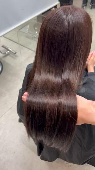 5STEPトリートメントは内部から補修し髪の毛にハリコシとツヤを与えてくれます
1つ目でカラーやパーマなどで髪の毛に空いた穴を塞ぐ効果があります
そして二つ目は浸透成分があり、3つ目と合わさることで反応が起こり一つ目で塞ぎきれなかった小さな穴まで塞いでいってくれます!
4つ目はキューティクルを補修して髪の毛にツヤハリコシを出してくれます
キューティクルが補修されることにより髪の毛の色落ちなどがしづらくなるなどの効果があります!
そして5つ目でコーティングし、1-4までの効果を中に閉じ込めてくれます
5ステップのトリートメントで髪の毛をツヤツヤにしませんか??
僕のこだわりは【透け感カラー】と【シャンプー】です!!
すごいキレイに染めてもらったけど洗い残しがあるとかは嫌じゃないですか??
最後のシャンプーまで丁寧に施術させていただきます
大阪のsuncとゆう美容室でアシスタントをしている松村大希です!
皆様と会話する事がだいすきです!
うるさいくらい話してしまうかもしれないですが是非僕に一度お任せください
皆様と共にかわいい!!かっこいい!!を作れればなと思います
#大阪美容室#大阪美容院#インナーカラー#ブリーチ#イヤリングカラー#トリートメント#ケアブリーチ#ブリーチリタッチ#暗染カラー#黒染めカラー#グレージュ#ブルーブラック
#髪質改善#茶屋町#梅田#梅田美容室