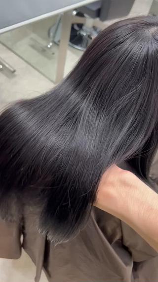 5STEPトリートメントは内部から補修し髪の毛にハリコシとツヤを与えてくれます
1つ目でカラーやパーマなどで髪の毛に空いた穴を塞ぐ効果があります
そして二つ目は浸透成分があり、3つ目と合わさることで反応が起こり一つ目で塞ぎきれなかった小さな穴まで塞いでいってくれます!
4つ目はキューティクルを補修して髪の毛にツヤハリコシを出してくれます
キューティクルが補修されることにより髪の毛の色落ちなどがしづらくなるなどの効果があります!
そして5つ目でコーティングし、1-4までの効果を中に閉じ込めてくれます
5ステップのトリートメントで髪の毛をツヤツヤにしませんか??
僕のこだわりは【透け感カラー】と【シャンプー】です!!
すごいキレイに染めてもらったけど洗い残しがあるとかは嫌じゃないですか??
最後のシャンプーまで丁寧に施術させていただきます
大阪のsuncとゆう美容室でアシスタントをしている松村大希です!
皆様と会話する事がだいすきです!
うるさいくらい話してしまうかもしれないですが是非僕に一度お任せください
皆様と共にかわいい!!かっこいい!!を作れればなと思います
#大阪美容室#大阪美容院#インナーカラー#ブリーチ#イヤリングカラー#トリートメント#ケアブリーチ#ブリーチリタッチ#暗染カラー#黒染めカラー#グレージュ#ブルーブラック
#髪質改善#茶屋町#梅田#梅田美容室