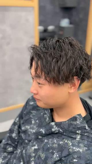 チリチリしすぎないツイストパーマ
この感じはカッコいい
パーマならタクヤにお任せください！
 