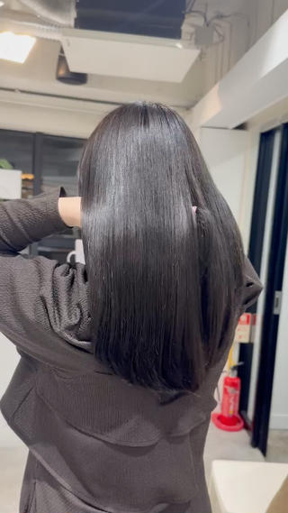 ワンカラーでトーンを落として透明感カラーに
暗くしたいけど真っ黒にしたくない方おすすめのダークグレー…♡♡

カラーの調合によって透明感カラー叶います✮*｡ﾟ
#カラーモデル募集中#トーンダウン#ダークトーン#ダークグレー#透明感カラー#トリートメント 