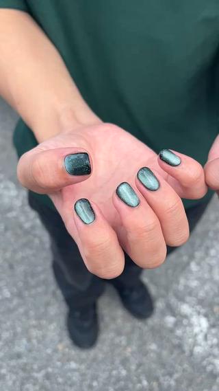 グリーンのマグネット

初心者の方にも人気のマグネットネイルです！
夏はキラキラネイルがとても大人気◎ 