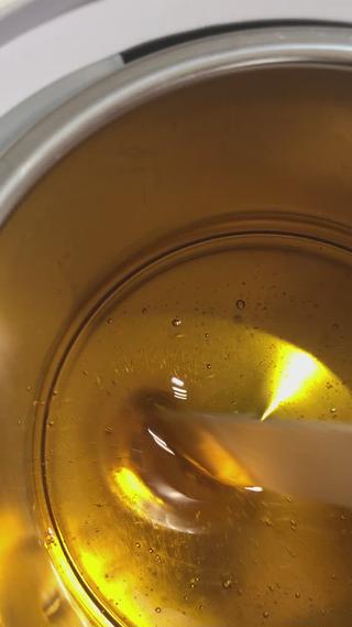 新メニュー　艶肌WAX
お顔の脱毛が目的ではなく、美肌になるためのWAXです。

一般的なものより粘着が弱いため、敏感肌やニキビ肌の
方にも安心してうけていただけます。

そして産毛、ムダ毛もキャッチ。
レーザーでは反応しない透明の産毛も取れるので
メイクのり、スキンケアの浸透も良くなります

産毛が抜ける事で個人差はありますが初回の場合
多少のお痛みがあります。

ただその先にツヤ肌が待ってるのでやみつきになる方
続出です！

私自身セルフで2回しましたが
2回目はかなり痛みが軽減されていました。

こちらは2/11からの新メニューですが既に2月は
たくさんご予約いただきましたので、ご案内できしだい
メニューに追加させていただきます

艶肌WAX認定サロンは熊本ではまだまだ少ないです。
特別なWAXですのでぜひ一度ご体感下さいね！

 