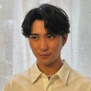 【フェザーパーマ】
センターパートとの相性抜群の
立体感とエアリー感が魅力のパーマスタイル