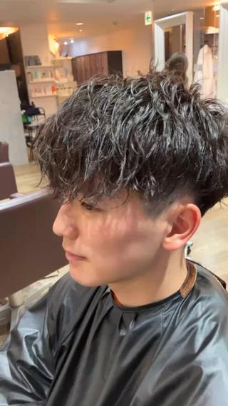 シャープな束感で動きのあるスタイル
【縦巻きスパイラルパーマ】 