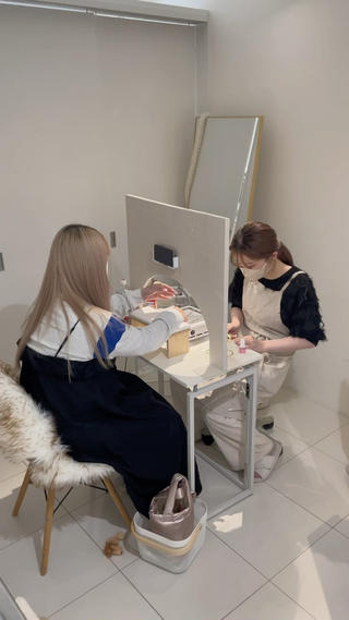 当店は、" 施術中非対面 " のネイルサロンでございます。

このような非対面ネイルサロンにしているのも
沢山の想いがあっての形になりました♡
その想いはinstagram 【 @ririi.nail 】で語らせていただいてるいのでよければご覧ください

また、このような施術中非対面ネイルサロンということを
ご理解の上、ご来店いただきますようお願いいたします 