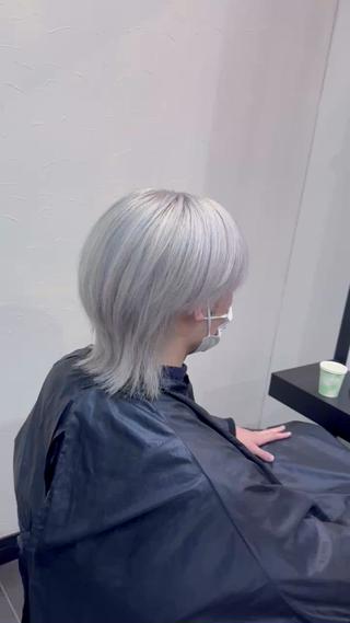 ホワイトカラーもできます(^^)
ブリーチ2回は必要です
ケアをしながらじっくりと明るくしていくので過度なダメージはさせません