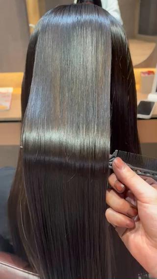 髪の広がり・パサつき・うねりを改善するために、
毛髪内部のダメージホールを補修し、表面のキューティクルを整える髪質改善を施術しました。
仕上げは乾かしただけ。ブローなしでこのツヤ感です。
継続するほど扱いやすさが安定します!