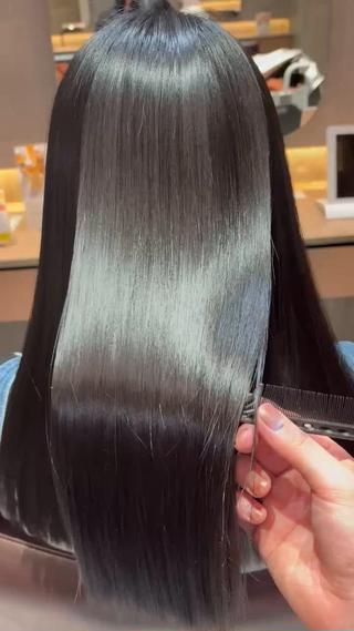 ダメージレベル・クセの強さ・乾燥度を見て処方を調整。
必要な成分だけをしっかり入れ込むことで、髪本来のしなやかさを引き戻す髪質改善。
毎日のヘアセットがとにかく楽になる質感に仕上げています!