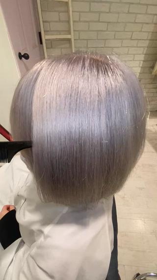 ペールシルバー


グレー寄りの無彩色系カラー
ブリーチ2回必須

履歴によって 1日では難しい場合があるので
その場合は期間空けてブリーチしてホワイトに持っていきます 