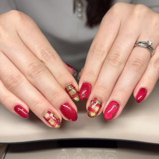 お客様ネイル
深みレッド×グリーンの上品クリスマスデザイン
プレゼント風のアートが指先に映えて、華やかだけど大人っぽい仕上がりに

丁寧なケア込みで、艶長持ちのジェルで仕上げています。
冬のお出かけネイルにもぴったりです

――――
西川口駅から徒歩2分
完全予約制プライベートサロン「33 nail salon」

ご予約・お問い合わせはDMよりお気軽にどうぞ♡ 