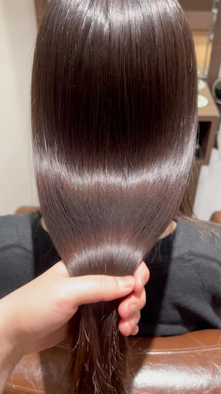 強い癖も表面のパヤパヤも抑えるtrewaの縮毛矯正
柔らかい質感でサラサラに変身します 