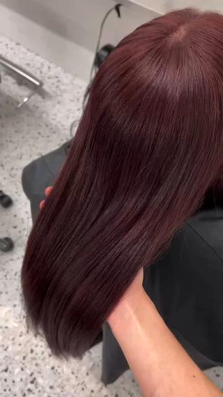 ワインレッド
深めのワインレッドにすることよって色気と大人っぽさ肌が白く見える効果があります 