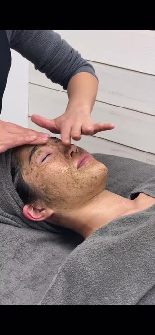 剥離、痛み、赤み、ダウンタイムなし！
翌日から洗顔&メイクOK！！

目元ギリギリまで丁寧に入れ込みます！
ハーブの入れ方は肌質でお一人お一人変わります 