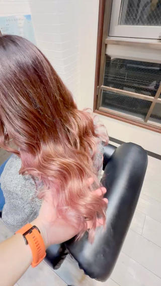 グラデーションカラー

根元は深めブラウン、毛先に向かって
ピンクベージュへと柔らかく明るくなるデザイン。
光が当たると毛先がふわっと透けて、
自然な明暗差とやわらかいツヤ感が生まれます。

―――

色の見え方
・屋外：ピンクベージュが透けて透明感UP
・室内：ブラウンが影になり上品な深みをキープ

―――

仕上がり
細かいハイライトは使わず、
“面でつくるグラデーション” だから
巻くだけで自然な立体感が出るのが特徴。
派手すぎず、大人っぽいピンクに。

―――

おすすめ
・ピンクを大人っぽく楽しみたい
・透明感と柔らかい質感が欲しい
・色落ちしても可愛いカラーが好き 