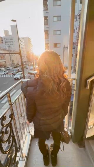 アブレラカラー

トップだけをブリーチで明るくし、下は深めブラウンで引き締めた二段構造カラー。光が当たるとトップがふわっと透けて、自然な明暗差と柔らかい立体感が生まれます。

⸻

色の見え方
• 屋外：トップの明るいベージュが透明感MAX
• 室内：下のブラウンが影となりツヤが強調

⸻

仕上がり
細かいハイライトは使わず、面で見せる明度差で巻くだけで立体感。派手すぎず大人っぽい仕上がり。

⸻

おすすめ
• トップに透明感が欲しい
• 自然な立体感が欲しい
• 上品な抜け感カラーにしたい 