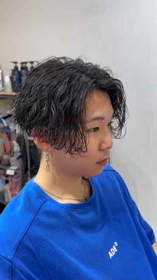 前下がりセンターパート
緩めな波巻きパーマをかけて雰囲気をプラス 